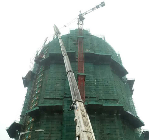 滨江吊车在工地上作业